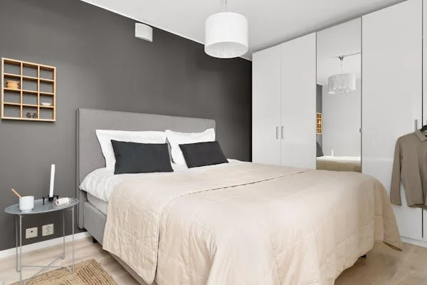 cama en cuarto de hotel